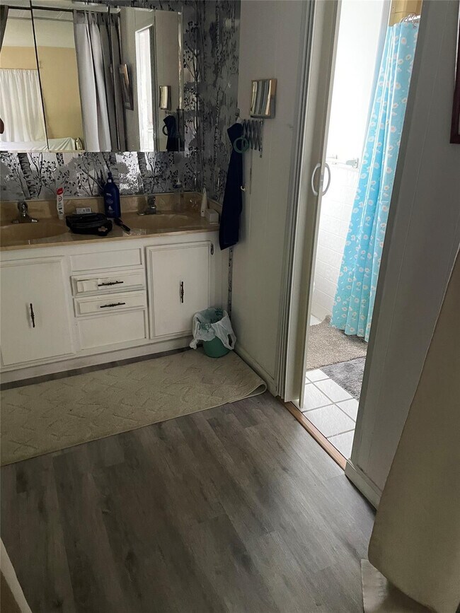 Building Photo - 5724 Lagoon Dr