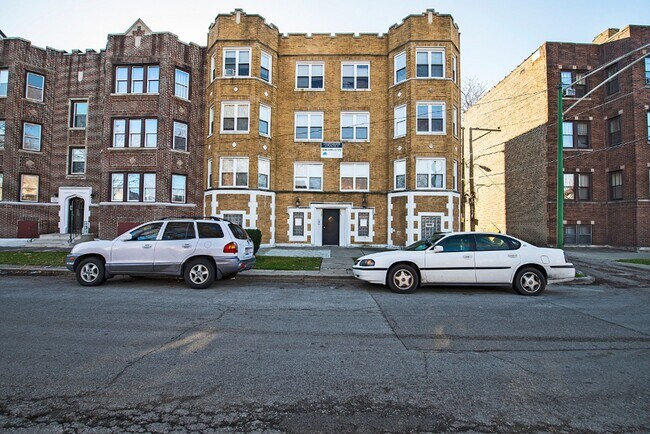 Building Photo - 215 E 68th St