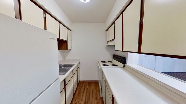 Building Photo - Upper Studio Apartment Available at our Cedar View Apartments
