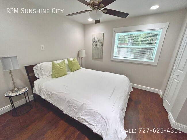 Building Photo - Back unit of large Duplex in Central Oak P...