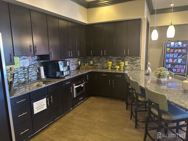 Building Photo - 88 Roosevelt Ave