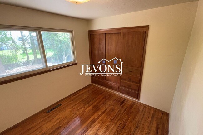 Building Photo - Available Now! 4-bedroom, 2-bathroom house in SeaTac