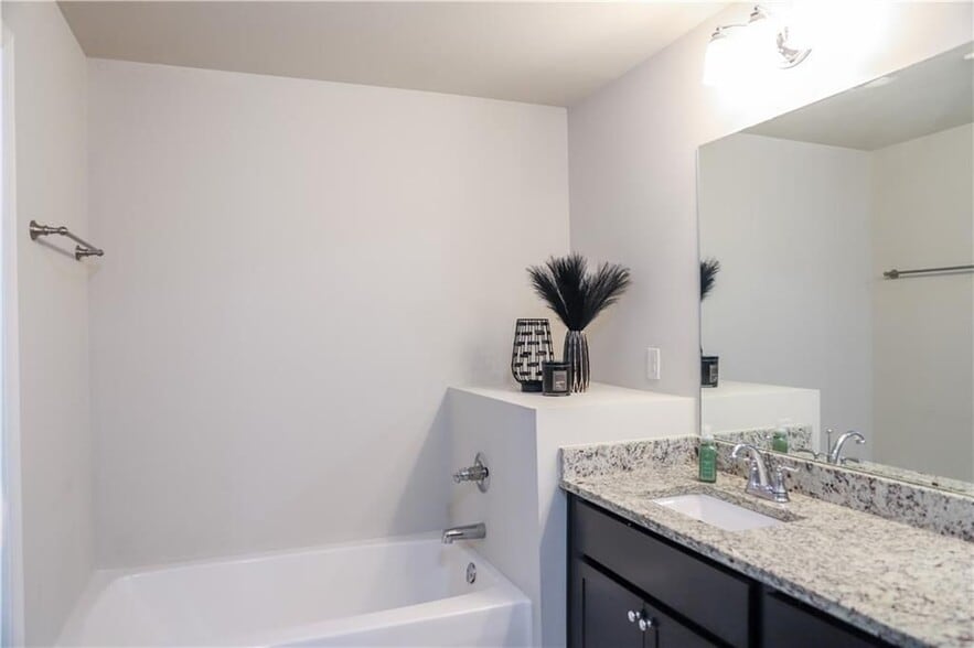 Building Photo - 402 Mulberry Row