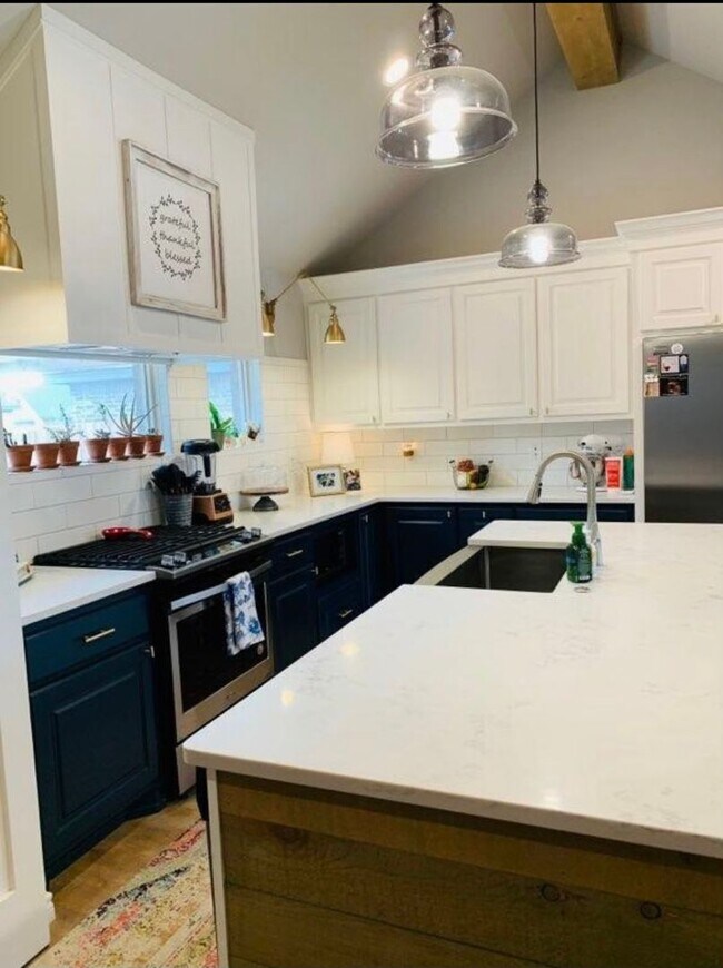 Building Photo - Gorgeous 4 bedroom 2 bathroom Available September!