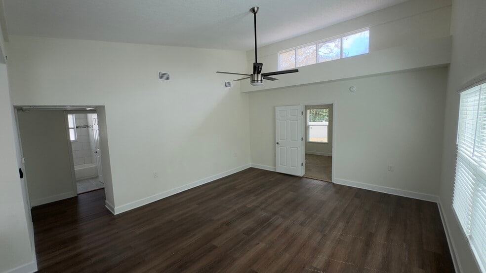 Building Photo - 2223 W Harbor Dr S