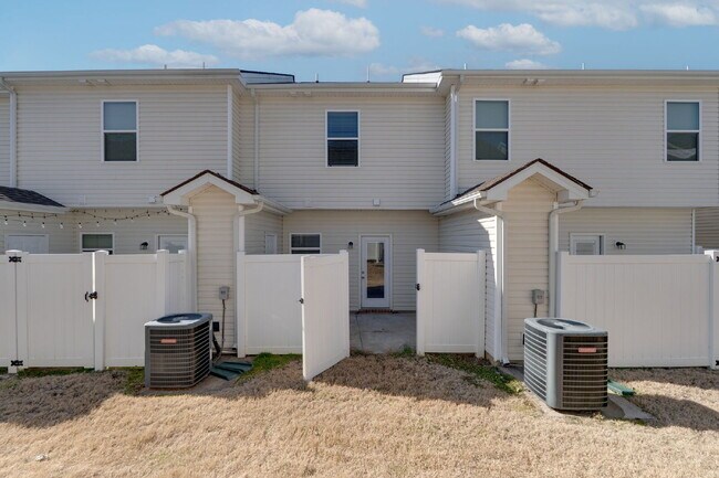 Building Photo - "Charming 2-Bedroom Townhouse Retreat on Staten Drive – Spacious 1,285 Sq. Ft. with 2 Full Baths ...