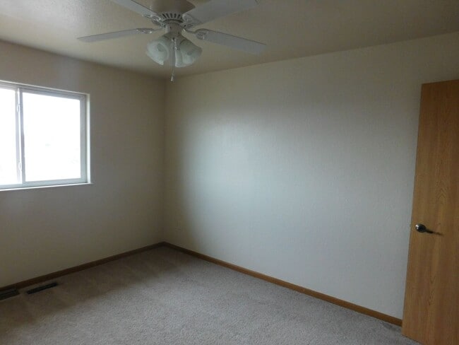 Building Photo - Charming 3 Bed, 2 Bath Townhome with Single-Car Garage