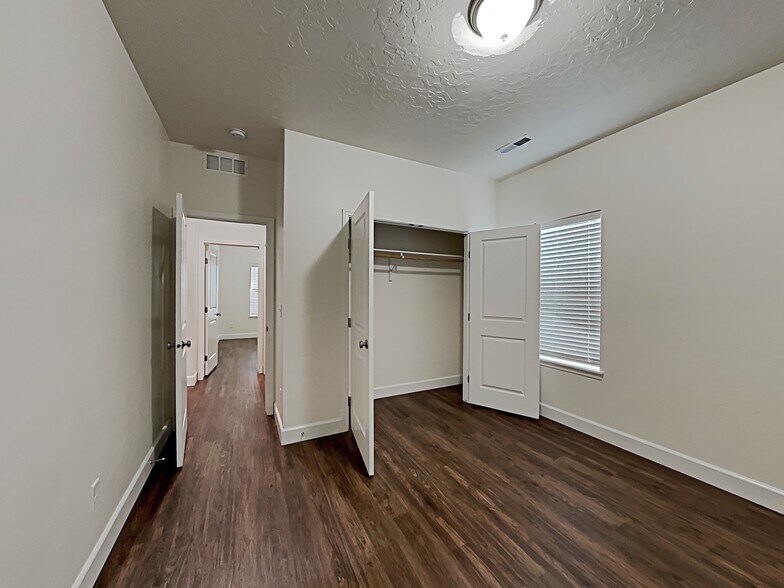 Building Photo - 400 E Sicily Dr