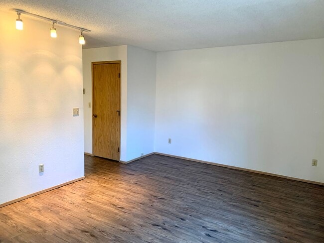 Building Photo - Spacious 2 Bedroom Condo - Located Near Seattle University