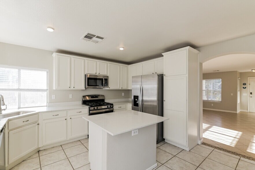 Building Photo - 995 River Walk Ct