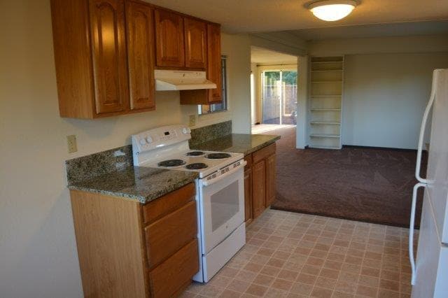 Building Photo - Sweet in-town mobile, very cute 1 bedroom