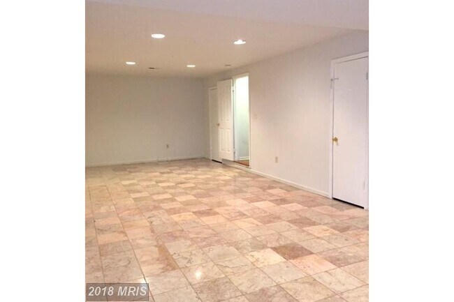 Building Photo - SPACIOUS END  UNIT TH