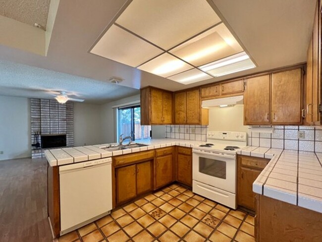 Building Photo - TENTATIVELY RENTED 4 Bedroom 2 Bathroom Si...