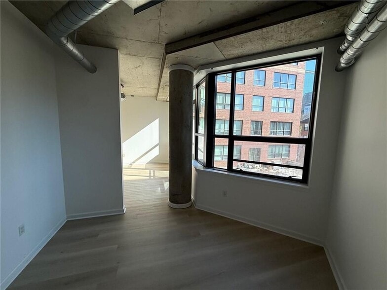 Building Photo - 115 W Peachtree Pl NW