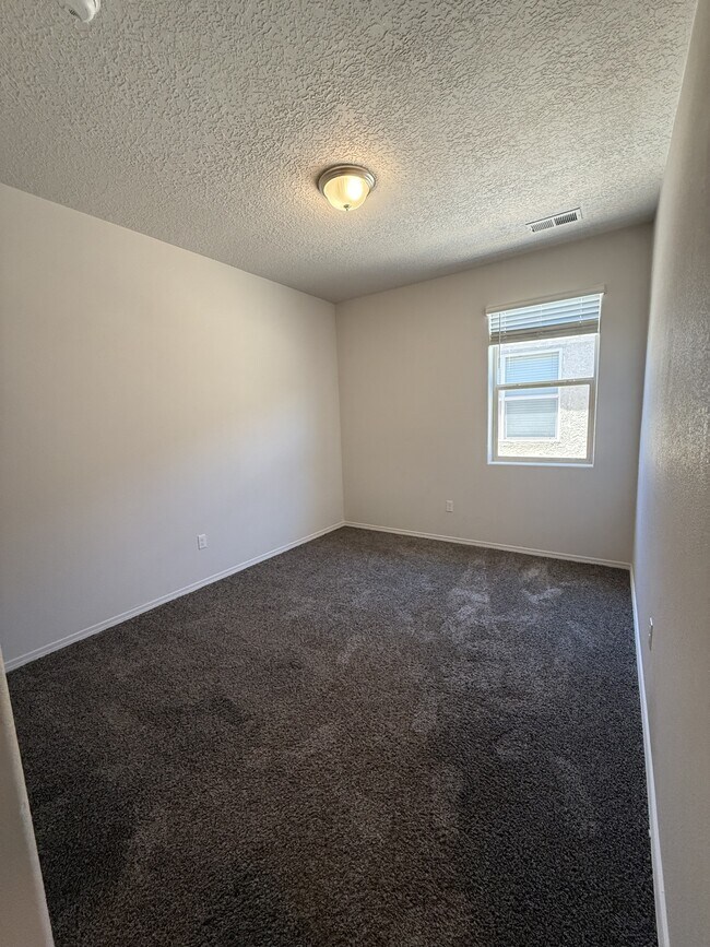 Building Photo - 2116 Solitaire St NE