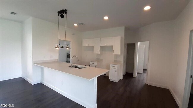 Building Photo - 1201 NE 18th Pl