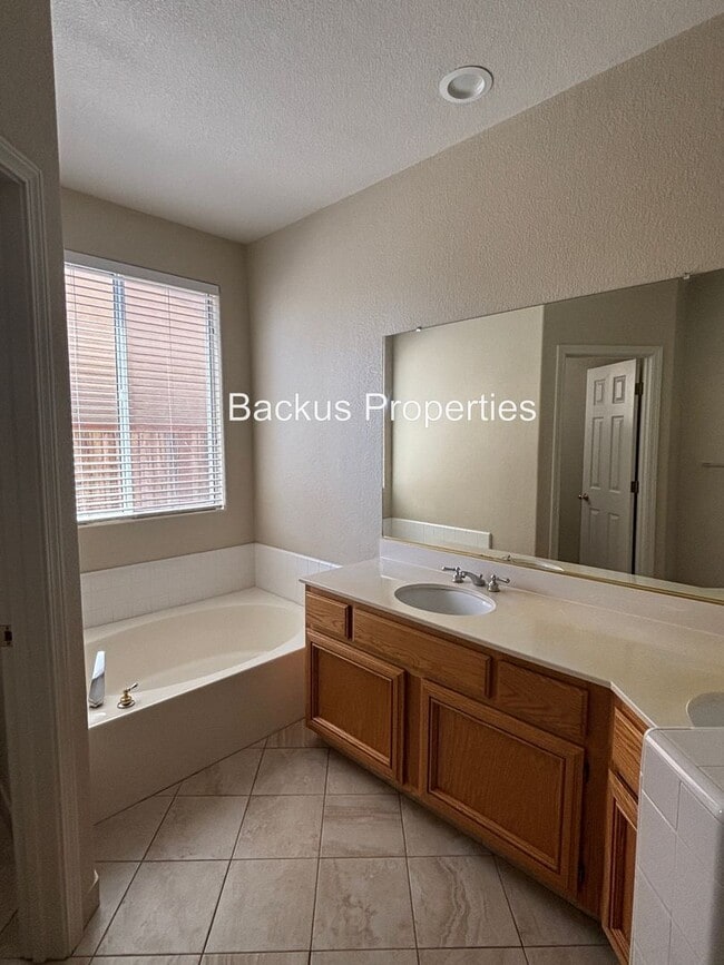Building Photo - Great home in North Salinas with office/bo...