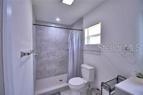 Building Photo - 2405 Roslyn Ln