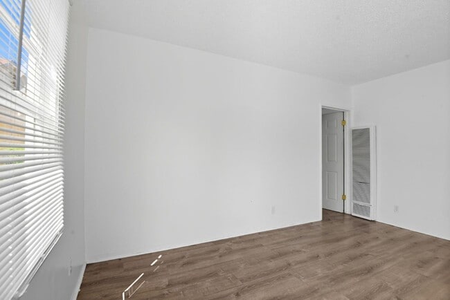 Building Photo - 103 E Tamarack Ave