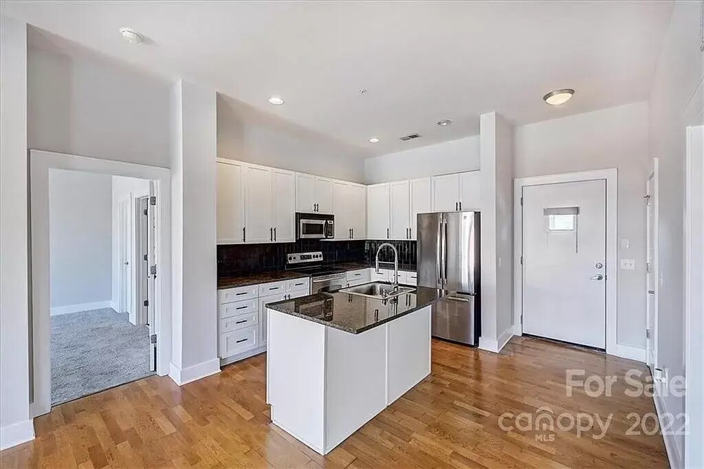 Building Photo - 911 E 8th St