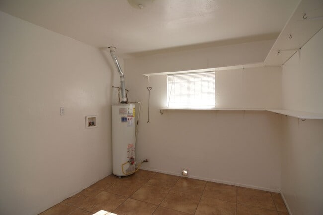 Building Photo - Charming 3 Bedroom 2 Bath Home! Central Tu...
