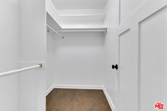 Building Photo - 6117 Glen Holly St