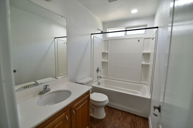 Building Photo - Spacious 4Bed/2Bath/2Car Home located in North Las Vegas w/ Pool!