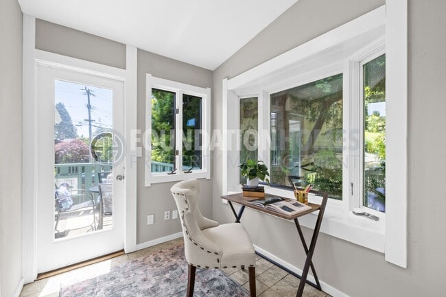 Building Photo - Charming 3 bed/2.5 bath in the heart of do...