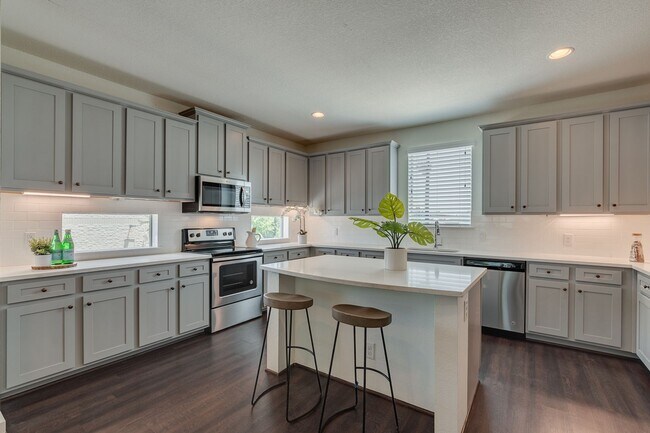 Building Photo - * MOVE IN SUMMER 7/30/2027 * 5-Bed 5.5 Bath Walking Distance to the TCU Campus