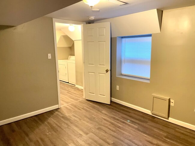 Building Photo - Spacious 3 bed/2 bath - walk to campus!