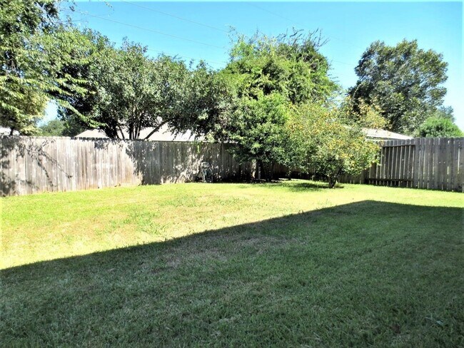 Building Photo - 17406 Hoover Gardens Dr