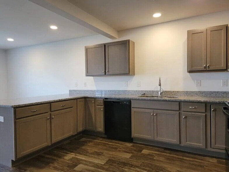 Building Photo - 126 Robert Cir