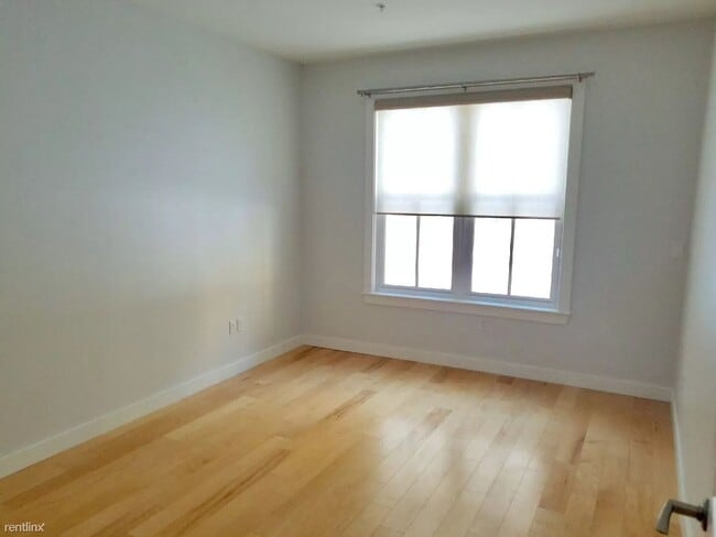 Building Photo - 2BR/2BA Condo Available October 1st!! - Great Downtown Location!!