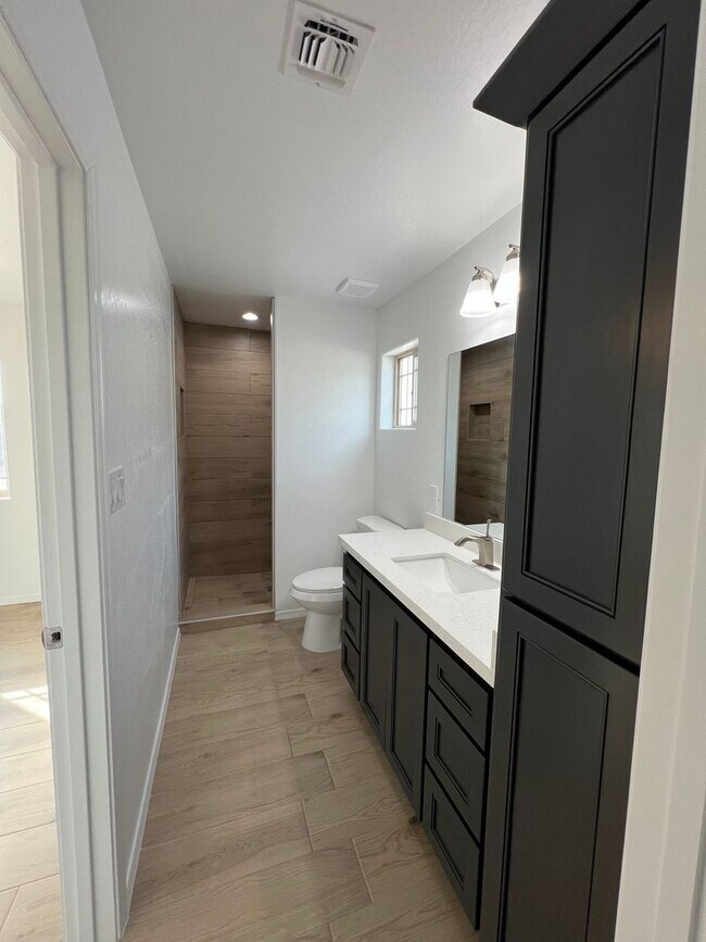 Building Photo - NEWER 3 BEDROOM HOME!