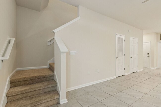 Building Photo - Nearly New 2BR/2.5BA Townhome – Great Loca...