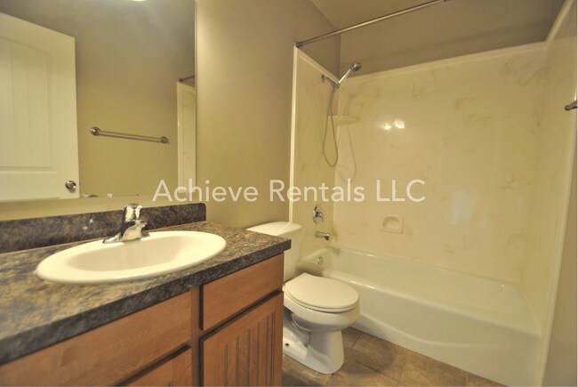 Building Photo - 564 800 E