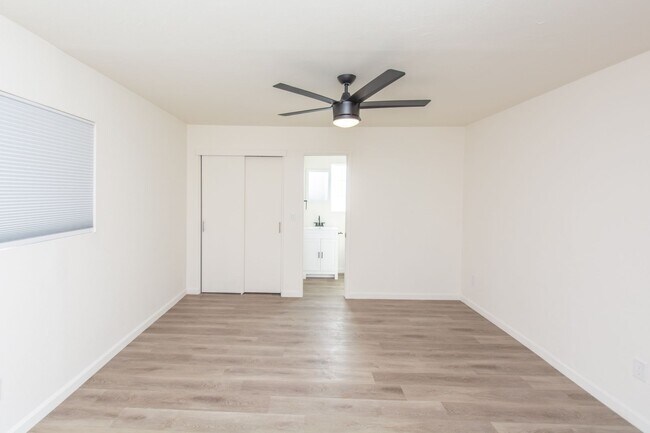 Building Photo - 4BR/2BA Home with Modern Updates/Private Y...