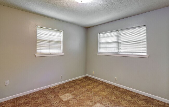 Building Photo - 3 Bedroom 1 Bathroom House in Texarkana, AR