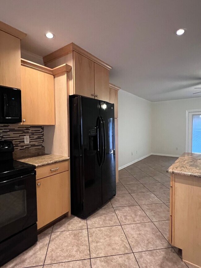 Building Photo - Beautifully updated 2 bedroom 2 1/2 baths ...
