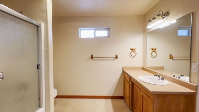 Building Photo - Comfortable 2-Bedroom 2-Bathroom Upstairs ...