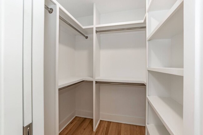 Building Photo - Sheek Updated Home With Pool!