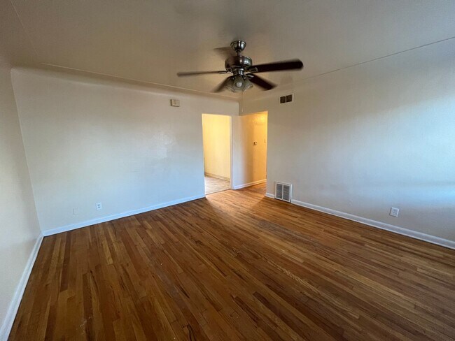 Building Photo - 2 Bedroom/ 1 Bathroom Upper Unit in Delmar...
