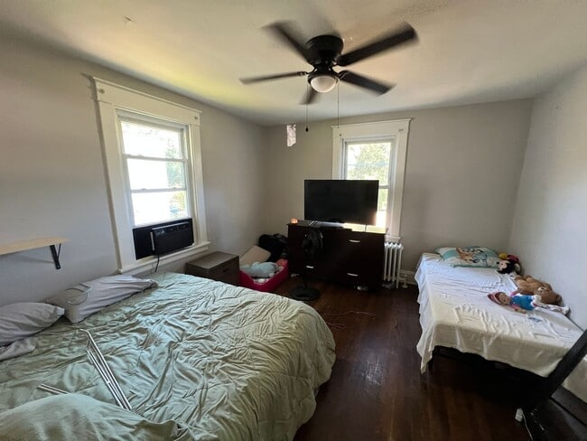 Building Photo - Spacious 4-Bedroom Home