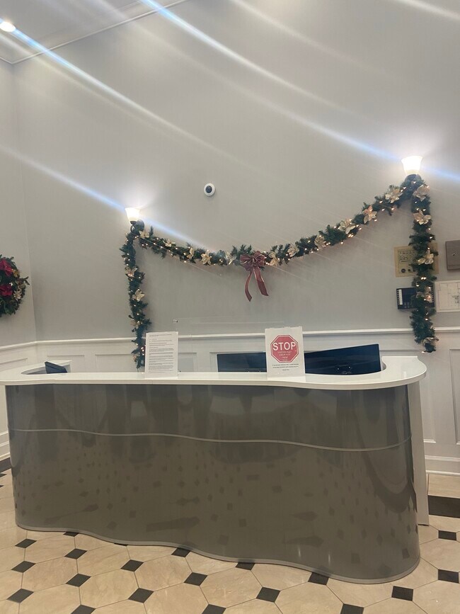 Front Desk/Security - 1464 S MICHIGAN Ave