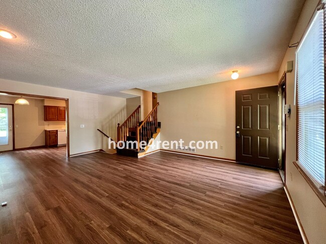Building Photo - Cozy Duplex w/ Plenty of Space, LVP Floori...