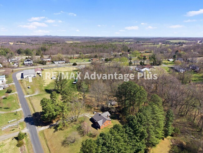 Building Photo - Beautiful brick home with full basement in Prospect