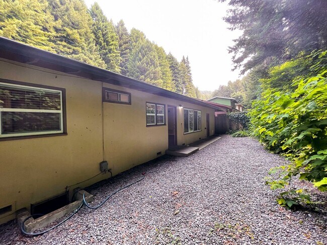 Building Photo - Enjoy Modern Living in this Upgraded home in a wooded area!