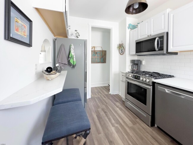 Building Photo - 10 S Troy Ave