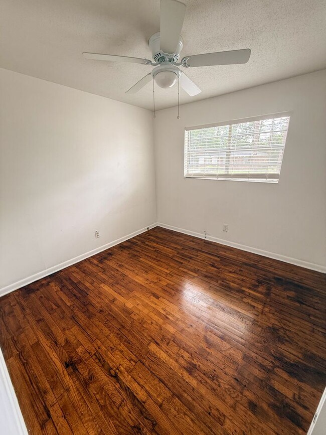 Building Photo - 1409 Southwood Dr
