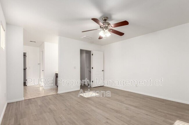 Building Photo - 4044 E Oakland St